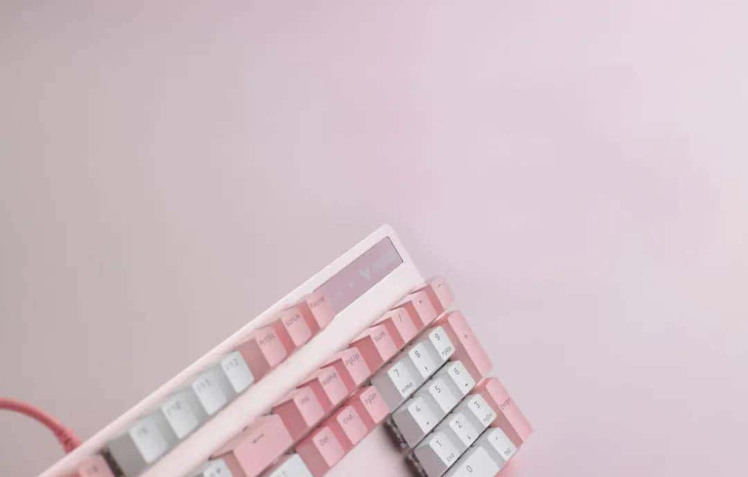 粉色能做到不腻的，应该就是这把雷柏新发布V500PRO游戏机械键盘