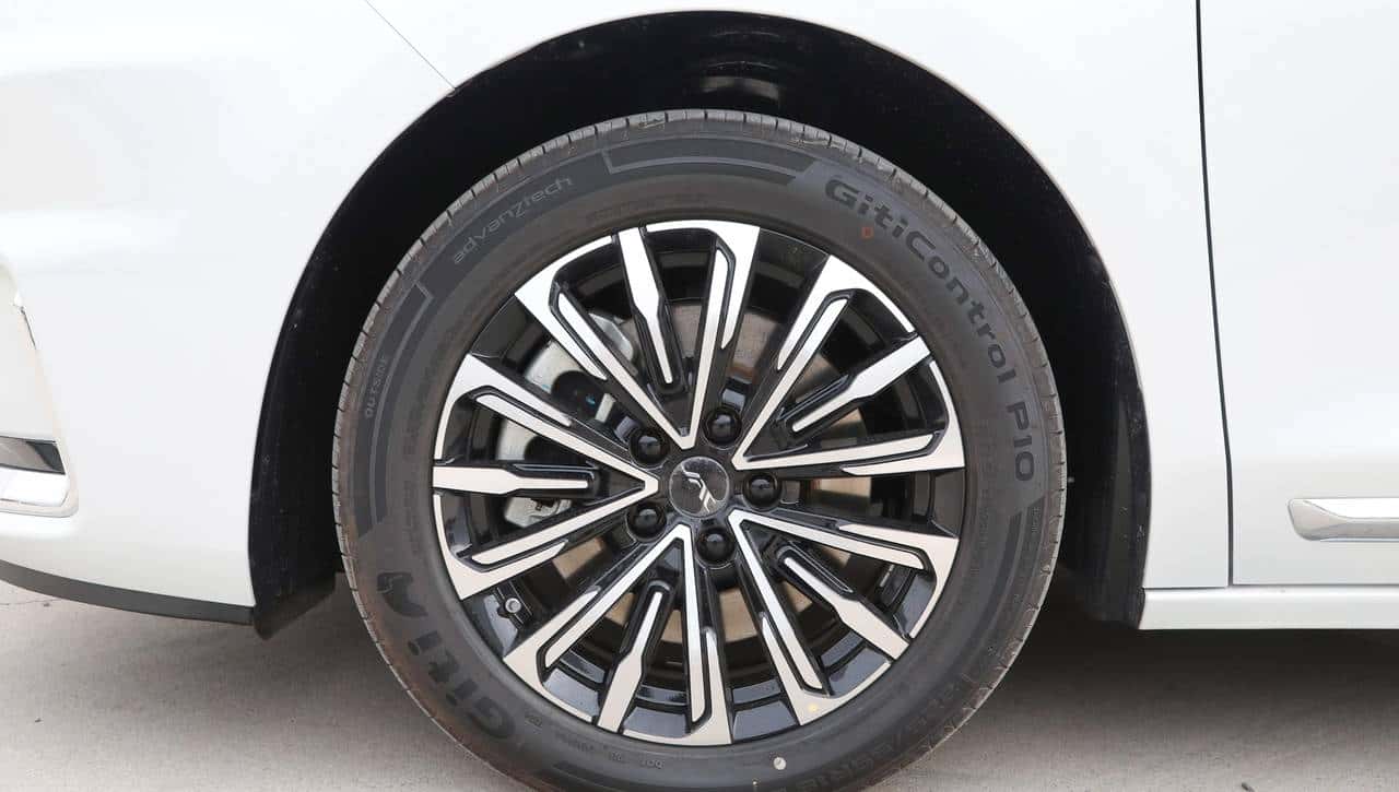 7.3s破百,油耗5.4L+续航1150km,7座布局,瑞风RF8好开又好坐! - 鹿快