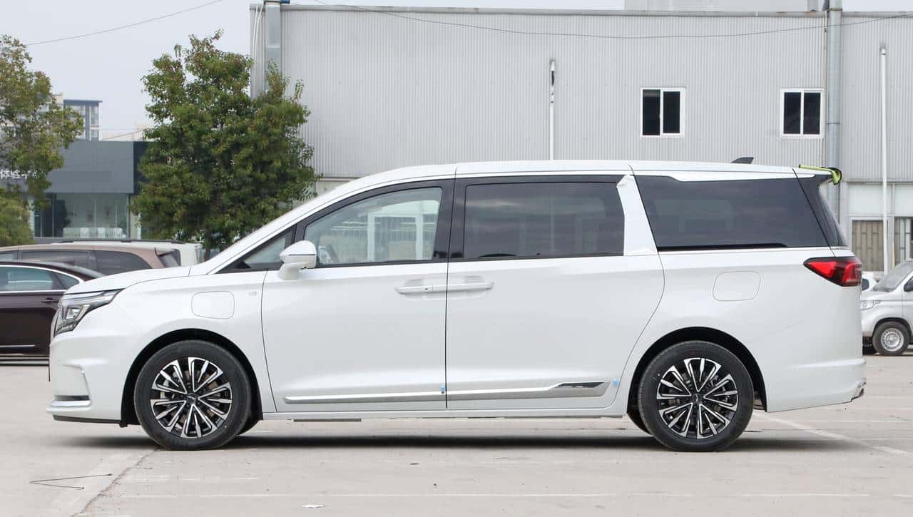 7.3s破百,油耗5.4L+续航1150km,7座布局,瑞风RF8好开又好坐! - 鹿快