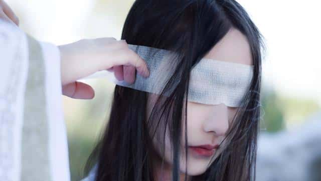 小说:老色批对女子动手动脚,被女子直接一脚,踢中了他的命根子