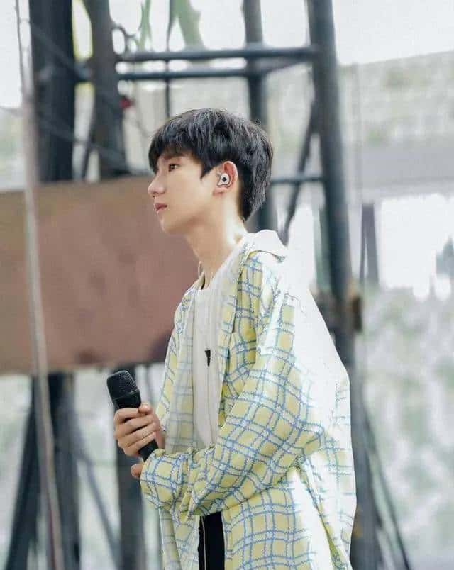 王源为什么不学表演,有人揣测是由于够不到门槛,被迫选择音乐