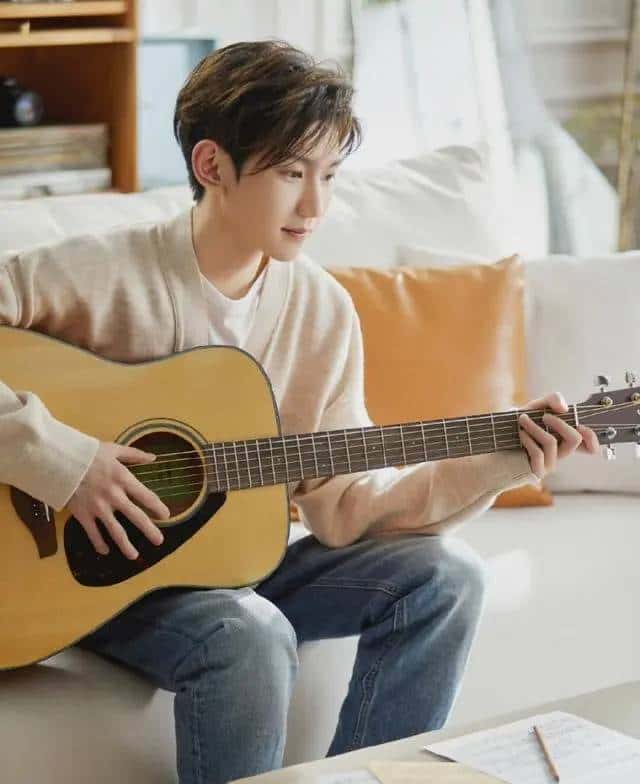 王源为什么不学表演,有人揣测是由于够不到门槛,被迫选择音乐