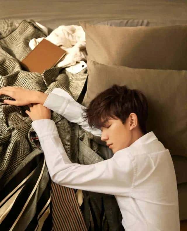 王源为什么不学表演,有人揣测是由于够不到门槛,被迫选择音乐