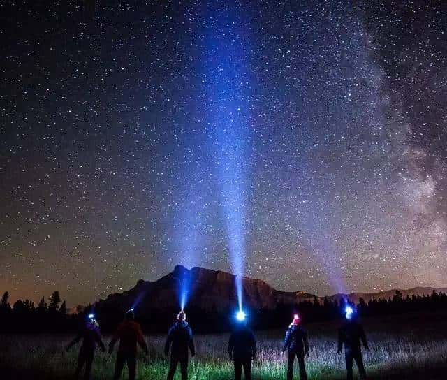 天黑没灯就是瞎！帮你挑了13款灯应付各种黑夜！