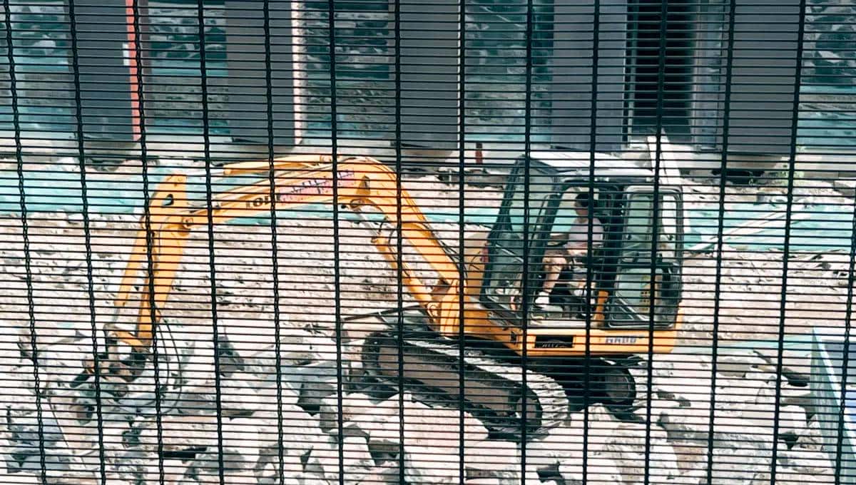 我在窗外看到一位开挖机的女性