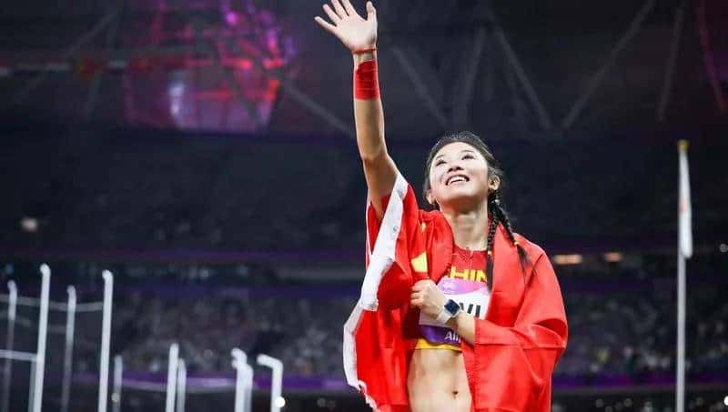 吴艳妮直播间怼网友:我就是作死!你们骂我,我还是能为国争光 - 鹿快