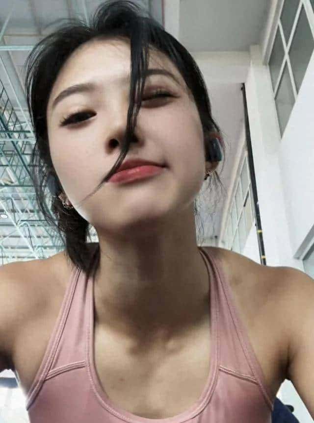 吴艳妮直播间怼网友:我就是作死!你们骂我,我还是能为国争光 - 鹿快