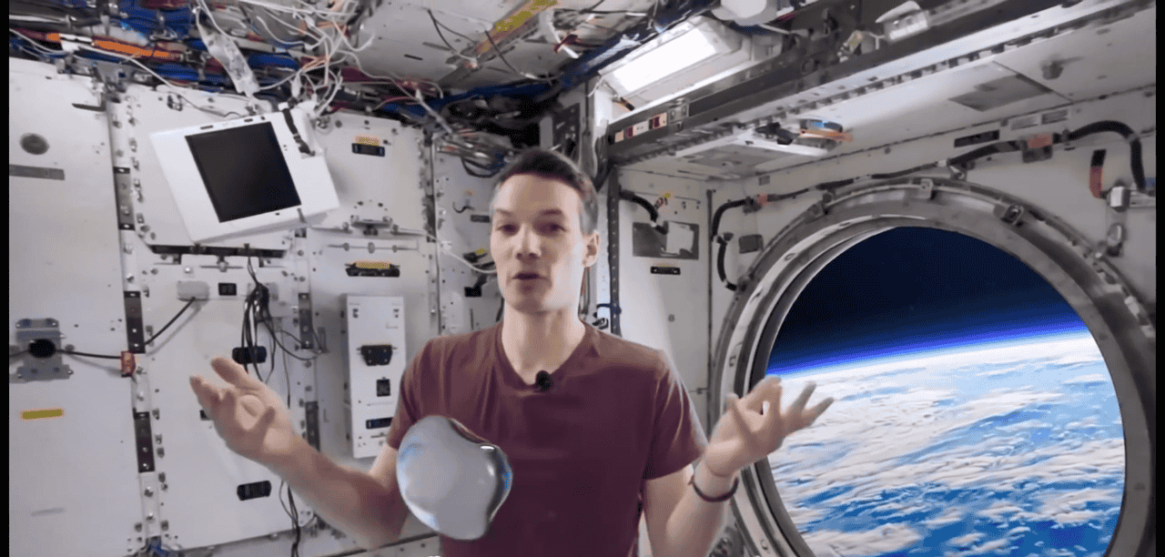 Sora 2深度解析:OpenAI如何通过“数字替身”重新定义AI视频创作 - 鹿快