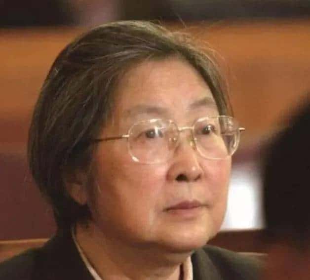 1947年,贺子珍想再婚征求女儿李敏的意见,李敏激动的说了三个字,她只能哭着放弃