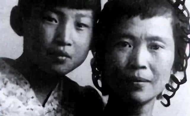 1947年,贺子珍想再婚征求女儿李敏的意见,李敏激动的说了三个字,她只能哭着放弃