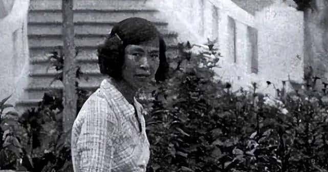 1947年,贺子珍想再婚征求女儿李敏的意见,李敏激动的说了三个字,她只能哭着放弃