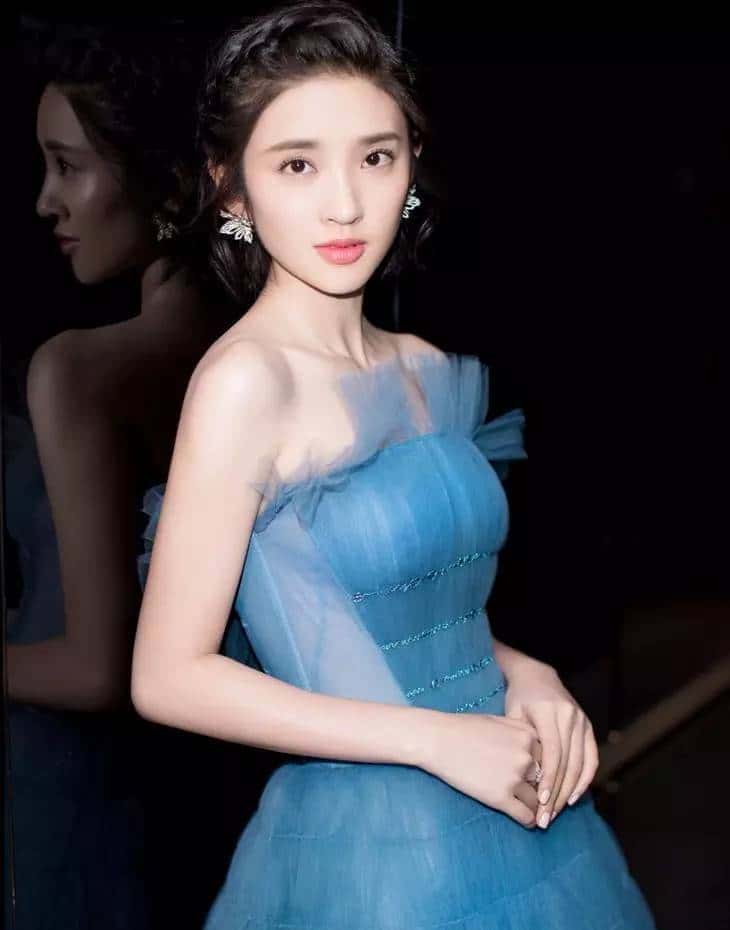 是唐艺昕的蓝纱裙仙气十足,还是杨颖的黑白裙更优雅?