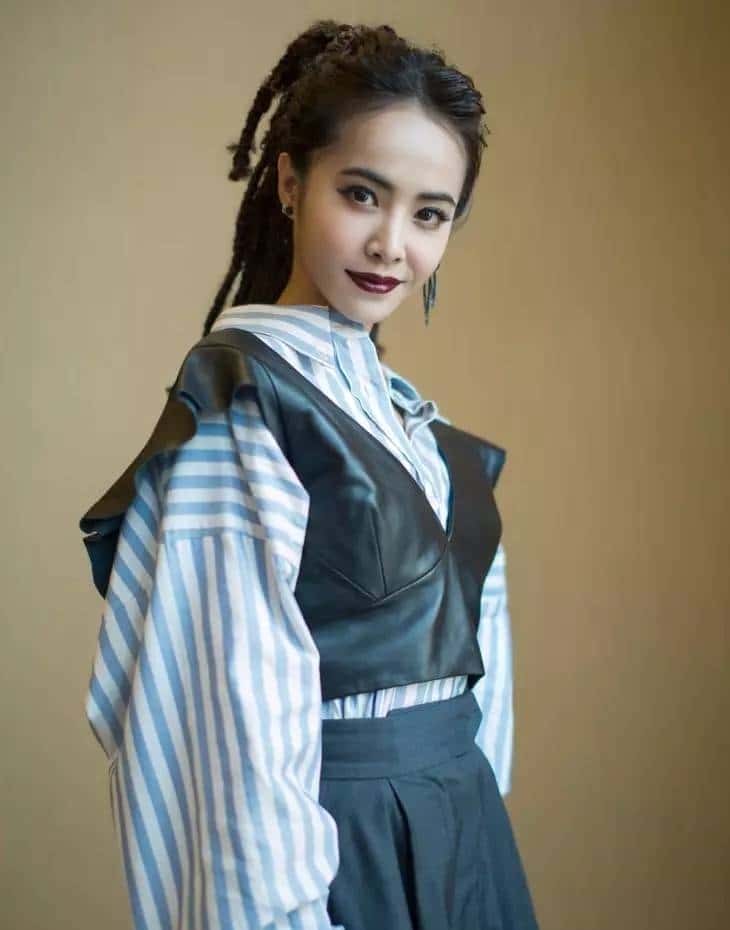 是唐艺昕的蓝纱裙仙气十足,还是杨颖的黑白裙更优雅?