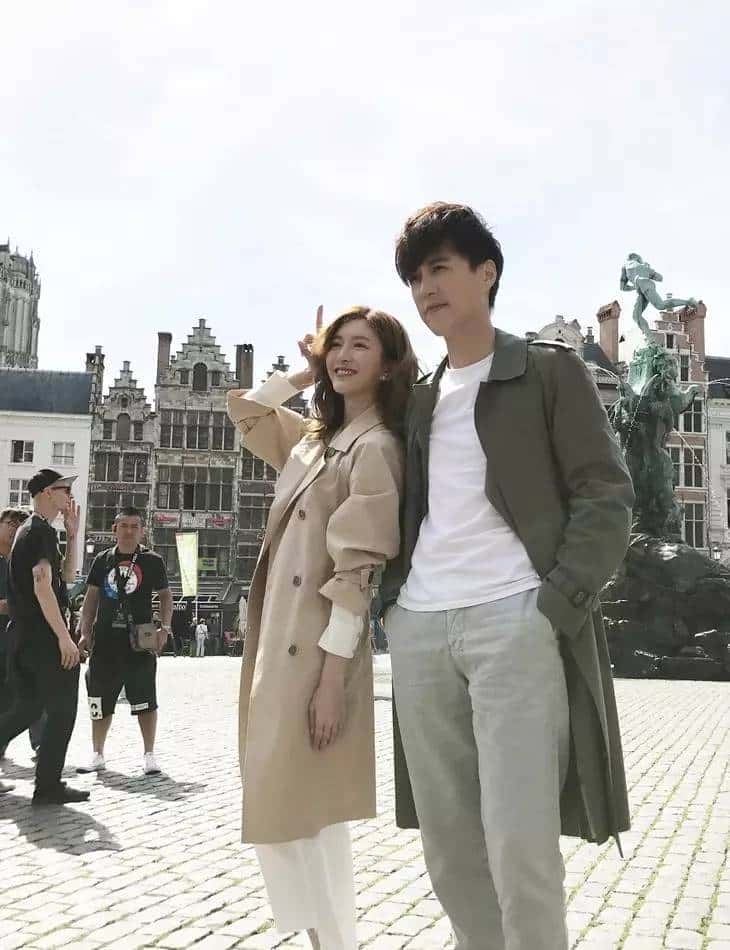 是唐艺昕的蓝纱裙仙气十足,还是杨颖的黑白裙更优雅?