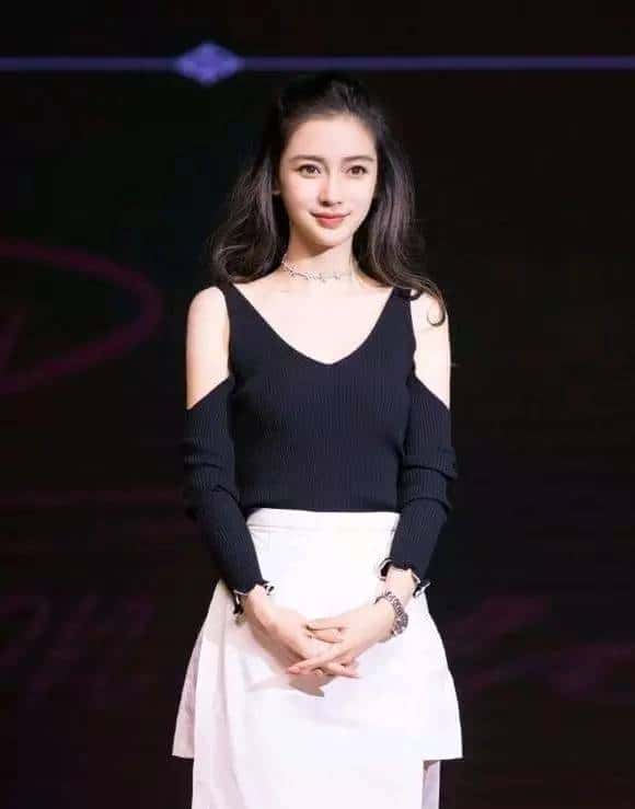 是唐艺昕的蓝纱裙仙气十足,还是杨颖的黑白裙更优雅?