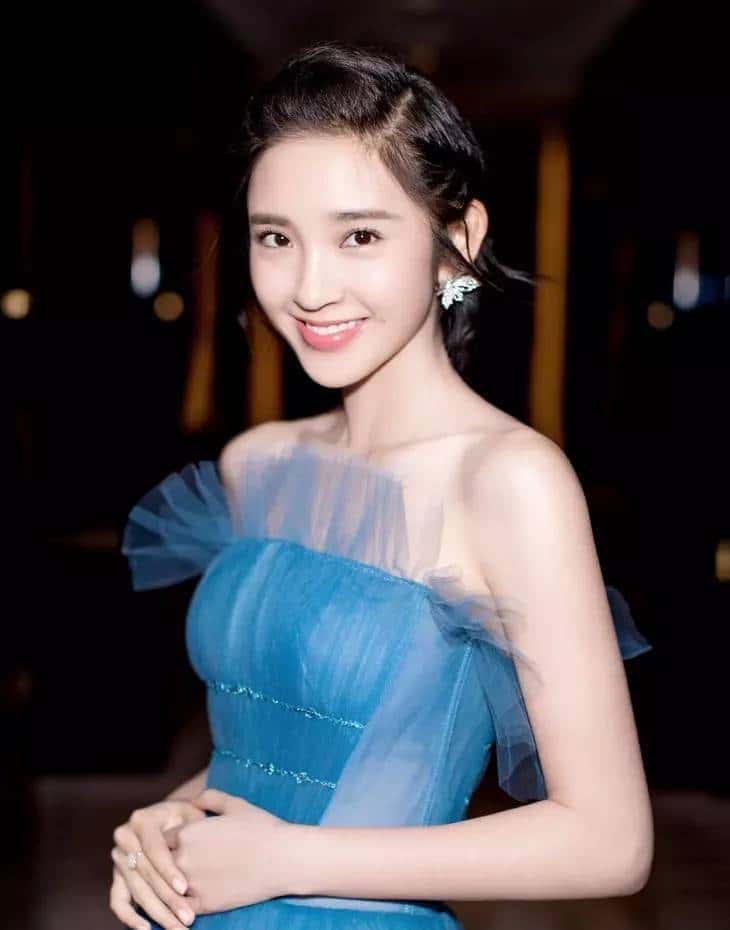 是唐艺昕的蓝纱裙仙气十足,还是杨颖的黑白裙更优雅?