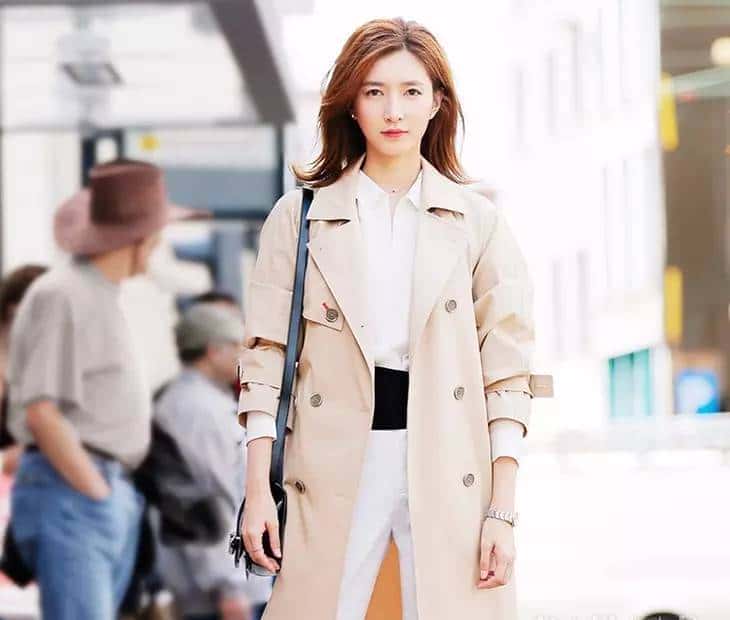 是唐艺昕的蓝纱裙仙气十足,还是杨颖的黑白裙更优雅?