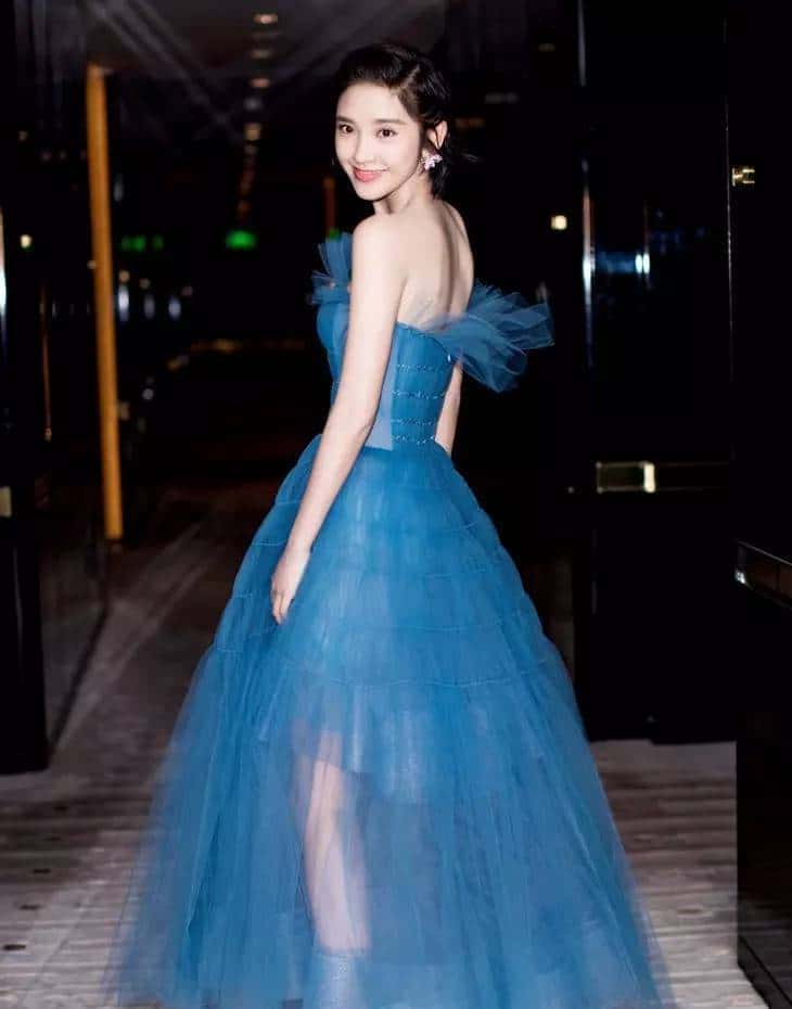 是唐艺昕的蓝纱裙仙气十足,还是杨颖的黑白裙更优雅?