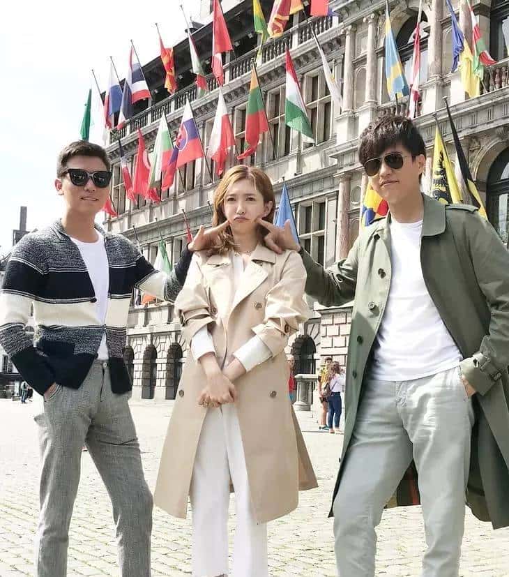 是唐艺昕的蓝纱裙仙气十足,还是杨颖的黑白裙更优雅?