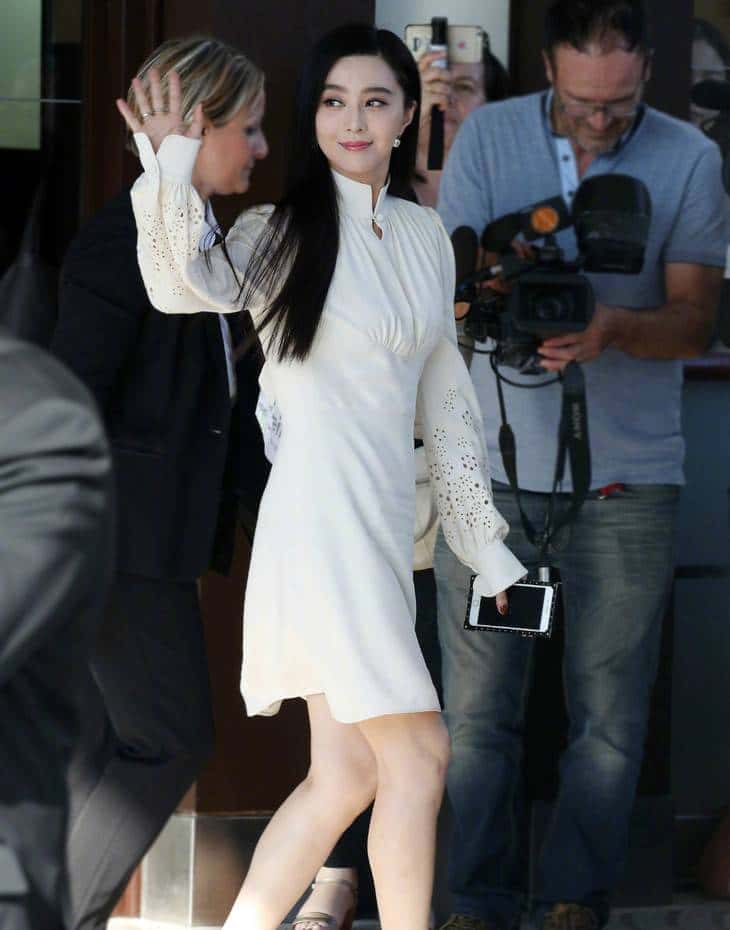 听说美的人儿都在穿这条小白裙！不信你看Baby、诗诗和汤唯