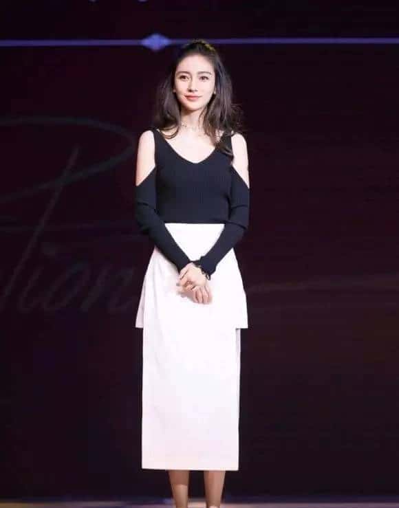 是唐艺昕的蓝纱裙仙气十足,还是杨颖的黑白裙更优雅?