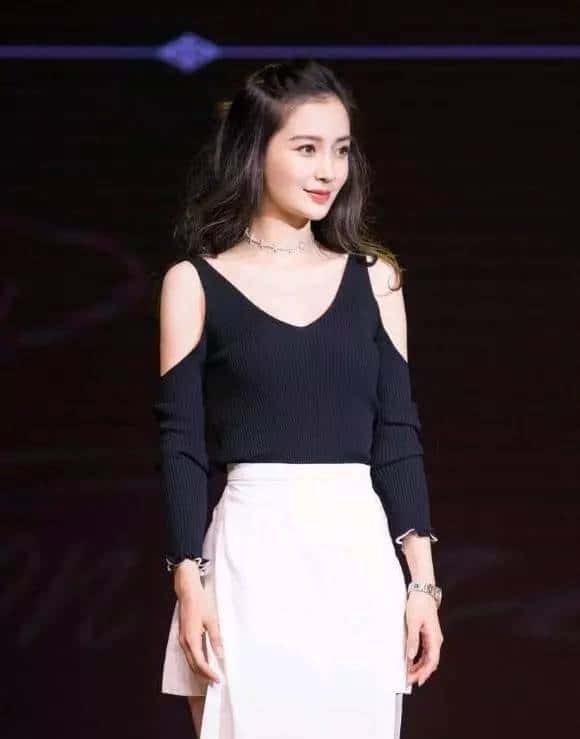 是唐艺昕的蓝纱裙仙气十足,还是杨颖的黑白裙更优雅?