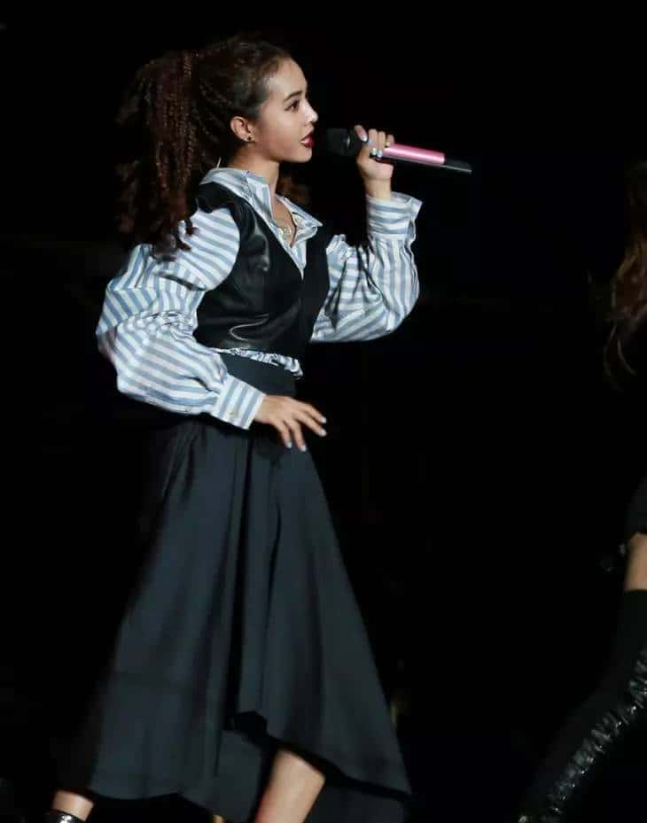 是唐艺昕的蓝纱裙仙气十足,还是杨颖的黑白裙更优雅?