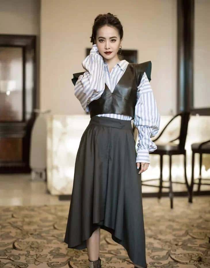 是唐艺昕的蓝纱裙仙气十足,还是杨颖的黑白裙更优雅?