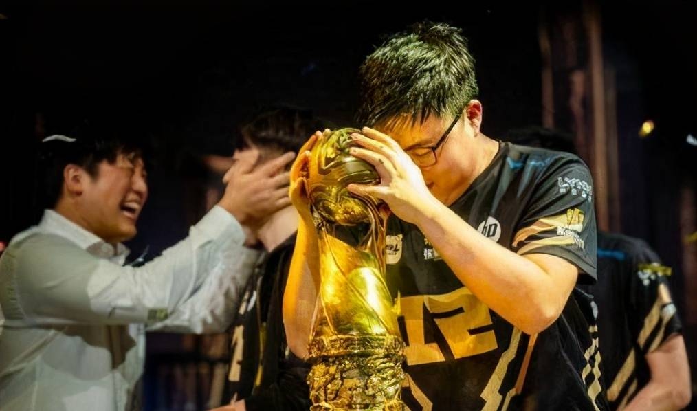 一队一人第一期RNG:uzi