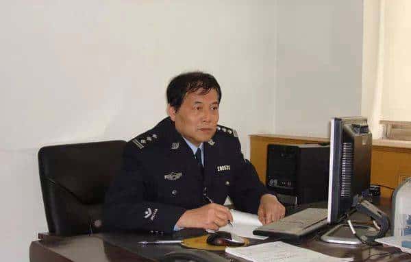 公安部刑侦局向全国刑侦战线战友们家属们致以节日的问候和良好的祝愿！