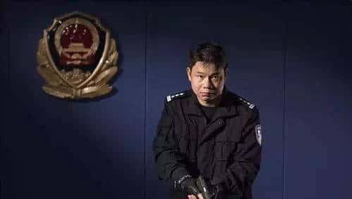 公安部刑侦局向全国刑侦战线战友们家属们致以节日的问候和良好的祝愿！