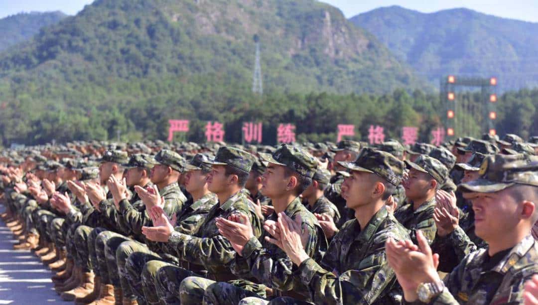 兵之初丨超燃！新兵首次亮剑，杀气十足！