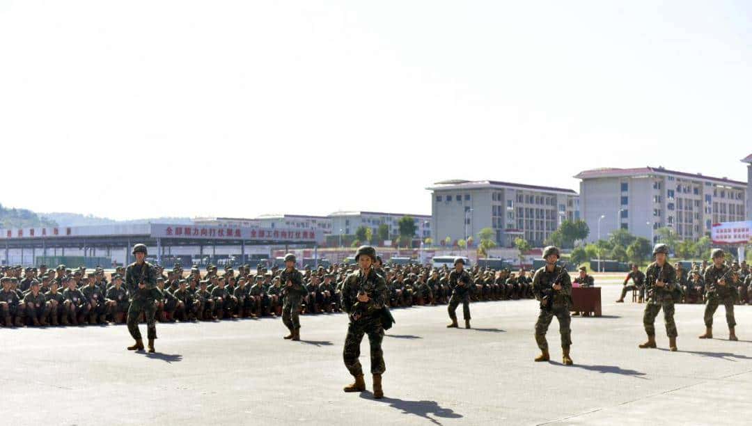 兵之初丨超燃！新兵首次亮剑，杀气十足！