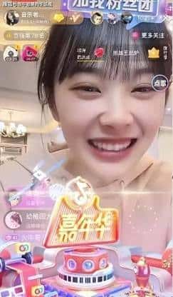 一首神曲挖呀挖让黄老师爆红成为顶流后疯狂敛财对不对?