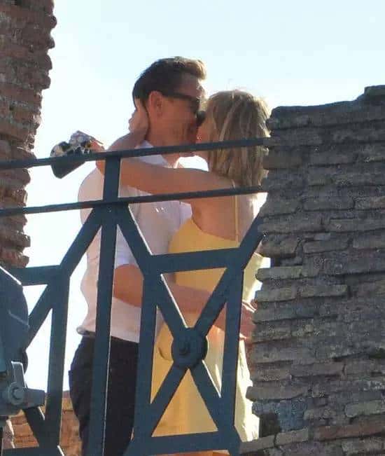 “抖霉恋”假戏还是真做？英国群众依旧没放过。。。