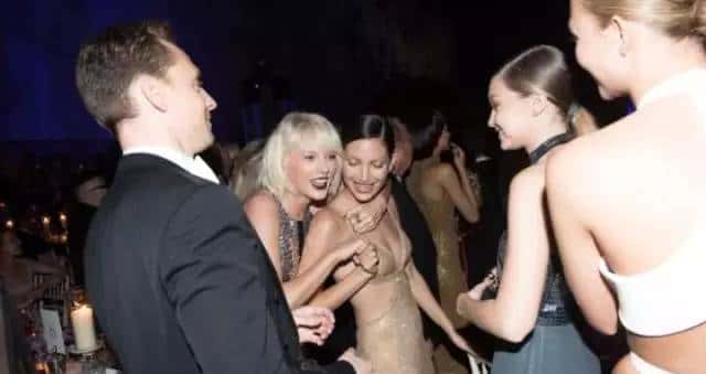 “抖霉恋”假戏还是真做？英国群众依旧没放过。。。