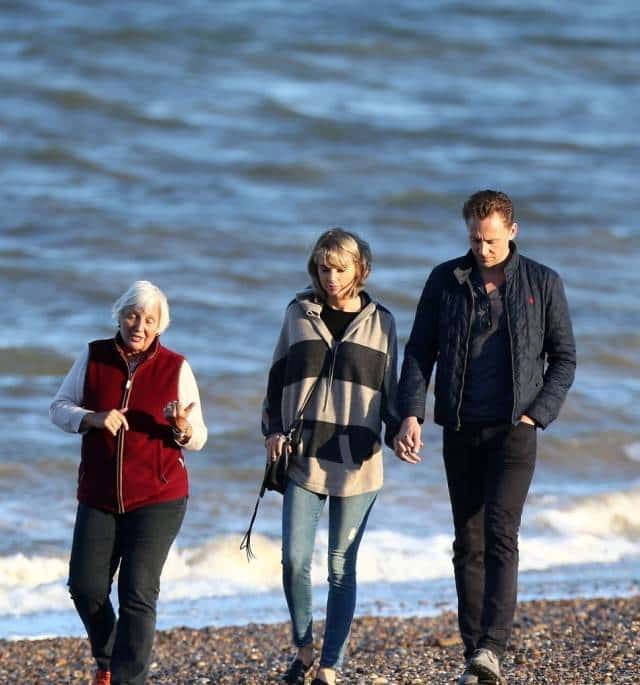 “抖霉恋”假戏还是真做？英国群众依旧没放过。。。