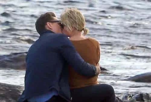 “抖霉恋”假戏还是真做？英国群众依旧没放过。。。