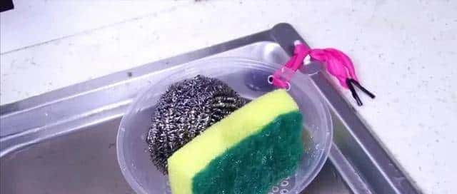 外卖盒不要扔,剪几个洞放在厨房,作用太厉害了,花钱都难买到