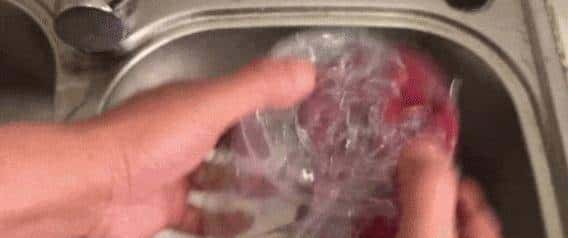 外卖盒不要扔,剪几个洞放在厨房,作用太厉害了,花钱都难买到