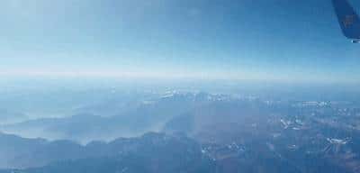 跨越3700公里，界碑前的这一抱，看哭了……