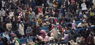 跨越3700公里，界碑前的这一抱，看哭了……