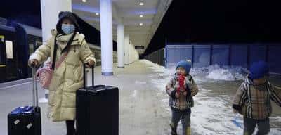 跨越3700公里，界碑前的这一抱，看哭了……