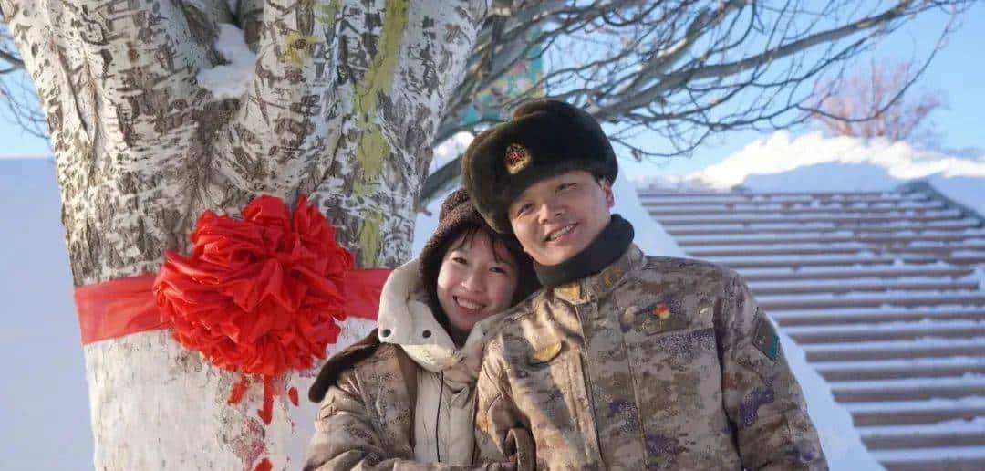 跨越3700公里，界碑前的这一抱，看哭了……