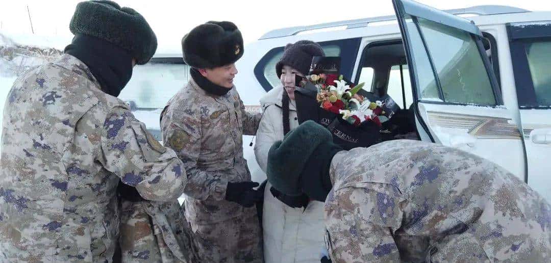 跨越3700公里，界碑前的这一抱，看哭了……