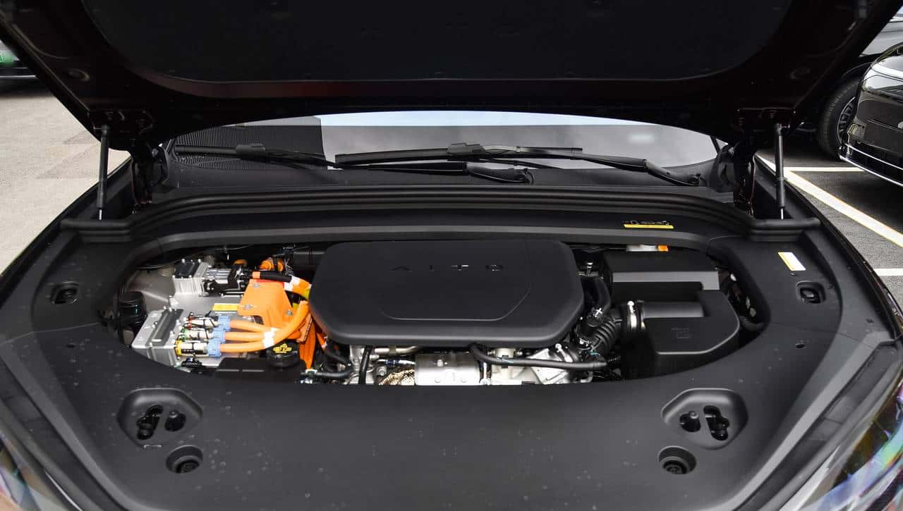 大型SUV对决!问界M9 VS 领克900,谁才是全能之选?