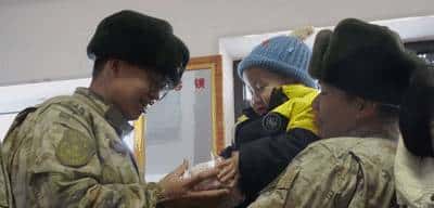 跨越3700公里，界碑前的这一抱，看哭了……