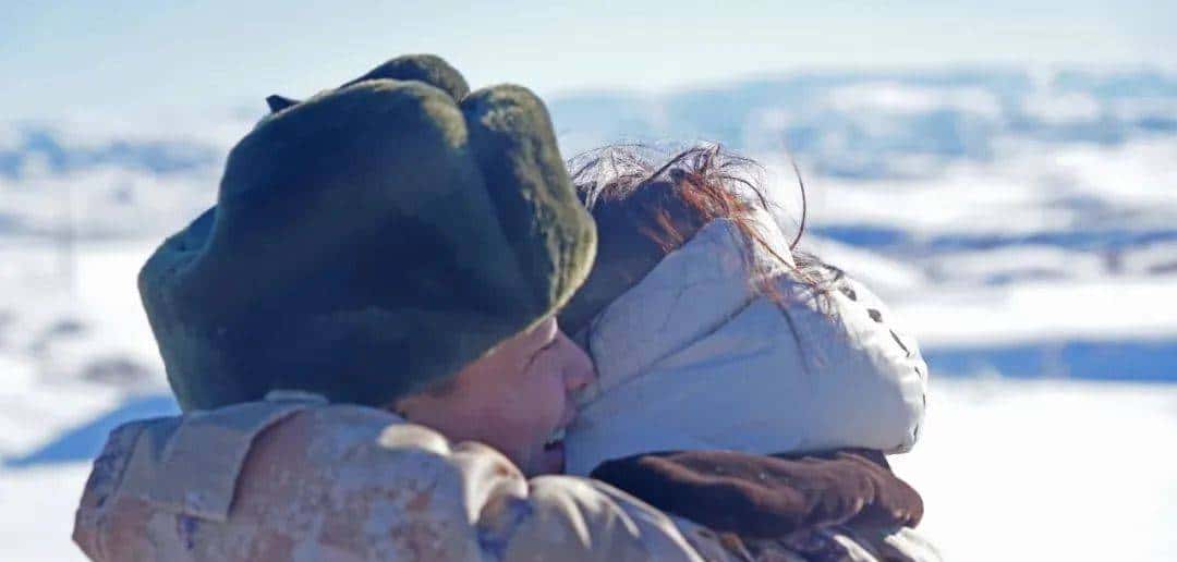 跨越3700公里，界碑前的这一抱，看哭了……