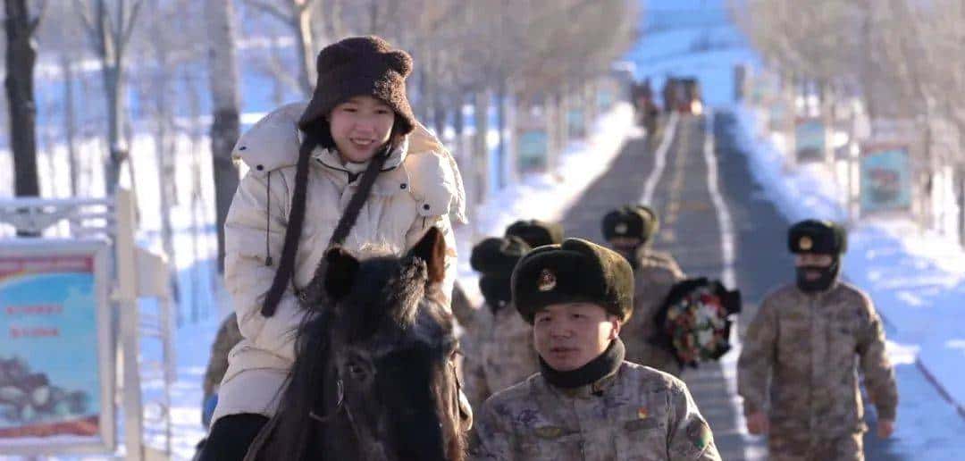 跨越3700公里，界碑前的这一抱，看哭了……