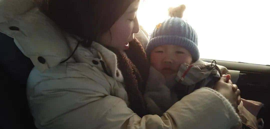 跨越3700公里，界碑前的这一抱，看哭了……